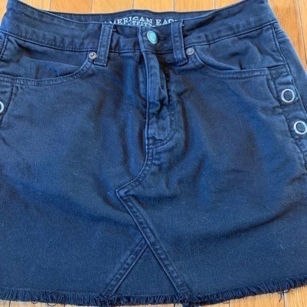 American Eagle Cutoff Black Denim Mini Skirt With Gromets Size 0
